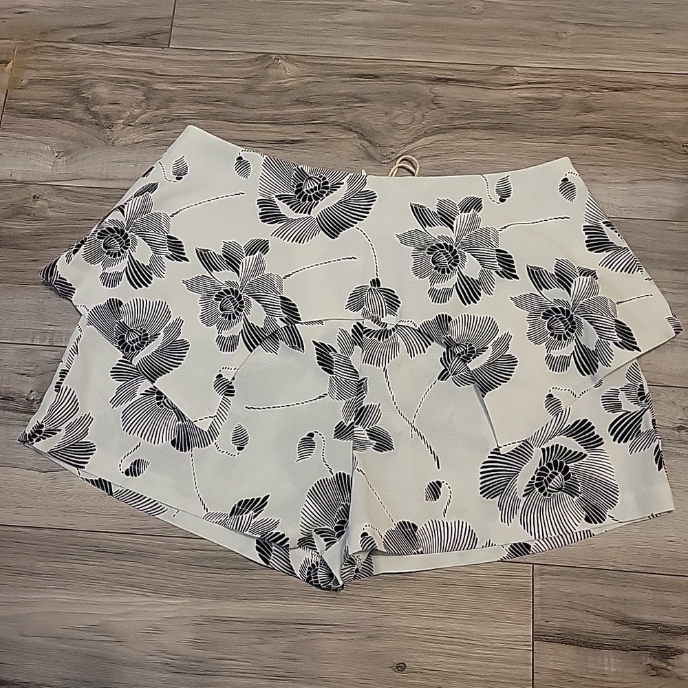 L'atiste Shorts Womens Large White‎ Black Floral  Print 2.5 Inseam